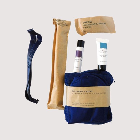 Delta Airlines First Class Amenity Travel Kit Red Snap Closure Detachable Strap - Picture 3 of 3